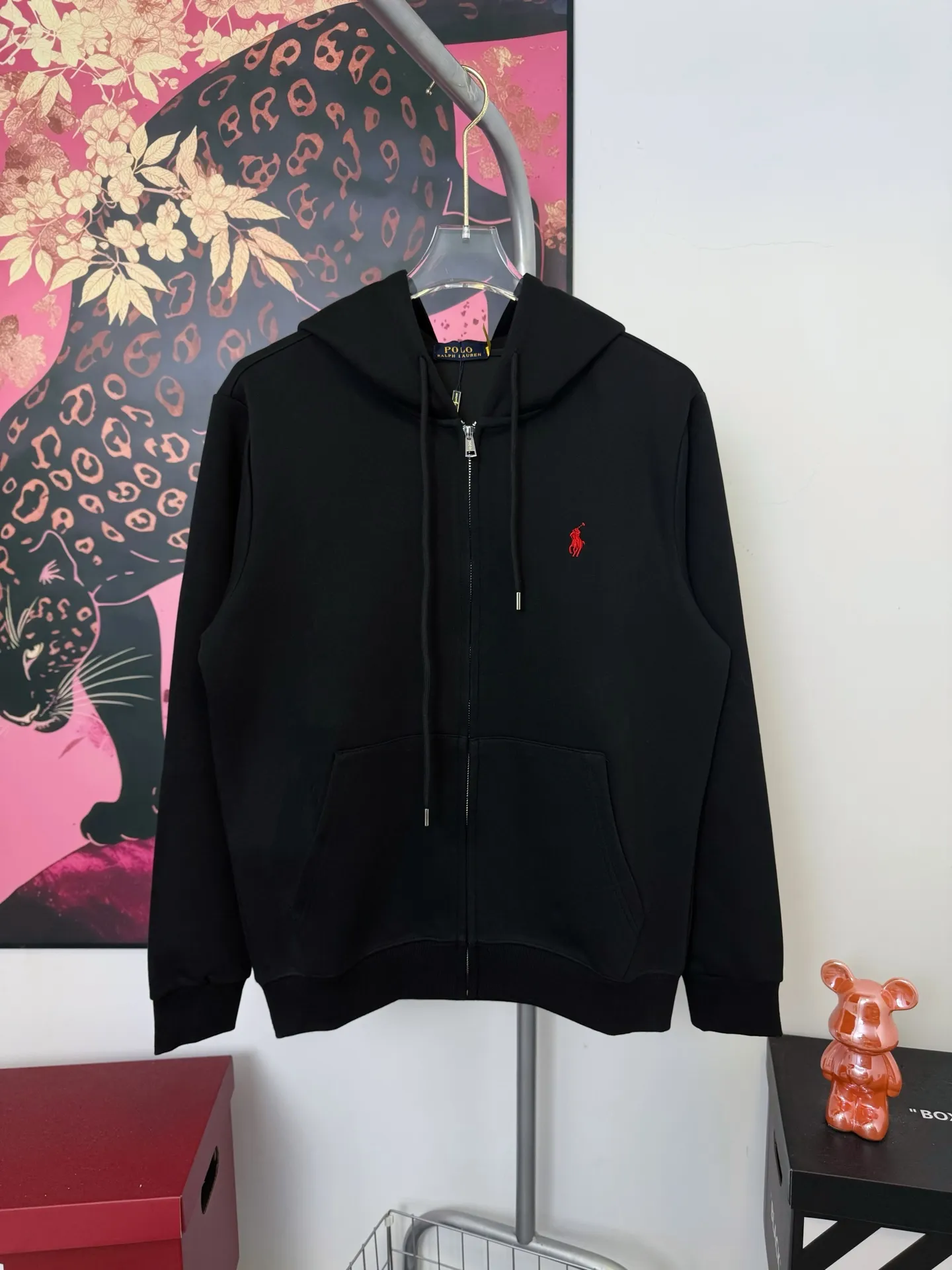 P250 Ralph small label embroidered hooded jacket, the same style at Ralph Lauren counters. It is made of high-gram composite fabric with hemmed strips. It has a very textured handle. It is three-dimensional and atmospheric. It is easy to wear in autumn and winter. It is simple and elegant. It adopts the os version. The upper body effect is very good. It is suitable for all body types. Soft and comfortable. Craftsmanship imported custom zippers➕Hardware and accessories are complete. The embroidery is full and three-dimensional. Perfect restoration of zp 2:1. Same style for men and women. Versatile and easy to wear. Size s m l xl color black navy